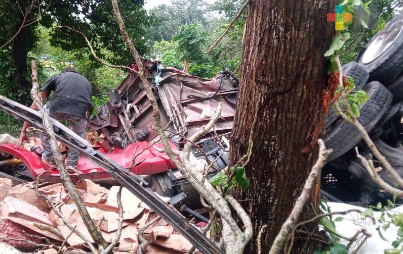 Tráiler con carne de cerdo cae del puente Coatzacoalcos II