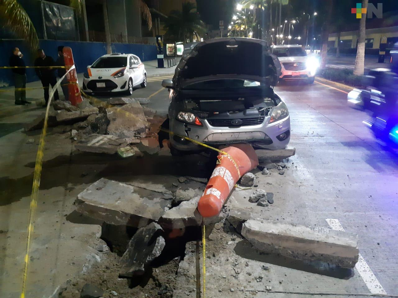 Vehículo se estrelló contra escombros en bulevar costero de Veracruz