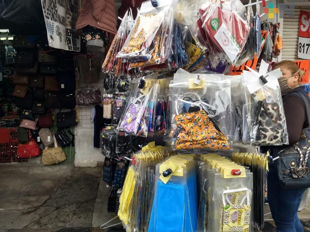Venta de cubrebocas se ha hecho común en calles del centro de Xalapa