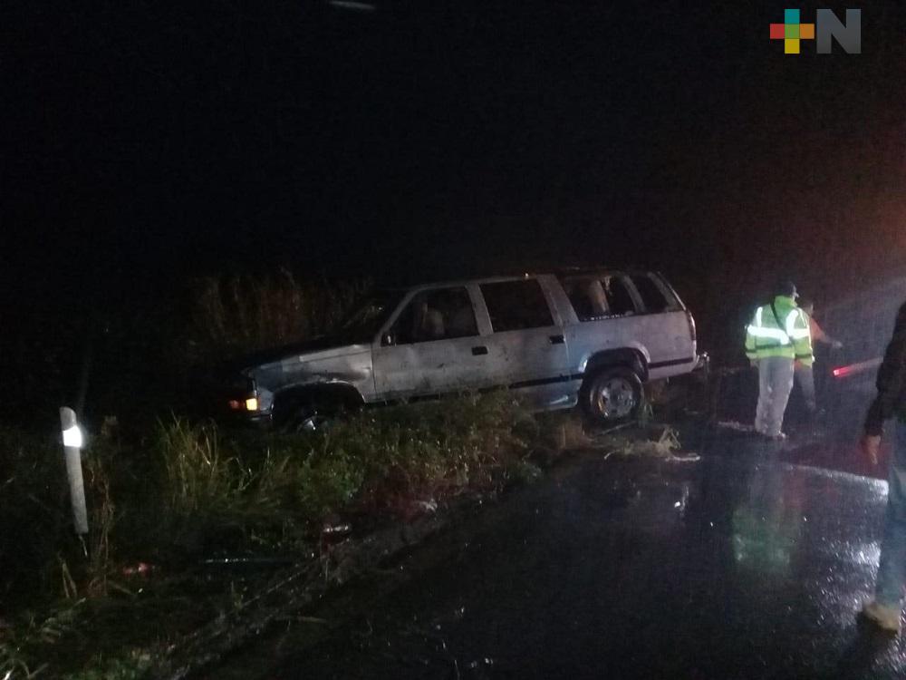 Volcadura de camioneta en carretera Coatzacoalcos-Minatitlán, dejó saldo de menor fallecida