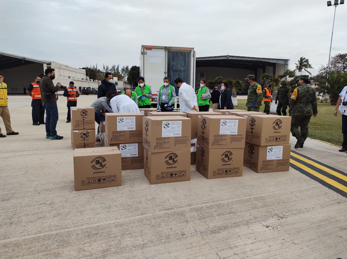 Llega el primer cargamento de vacunas contra COVID-19 a Veracruz
