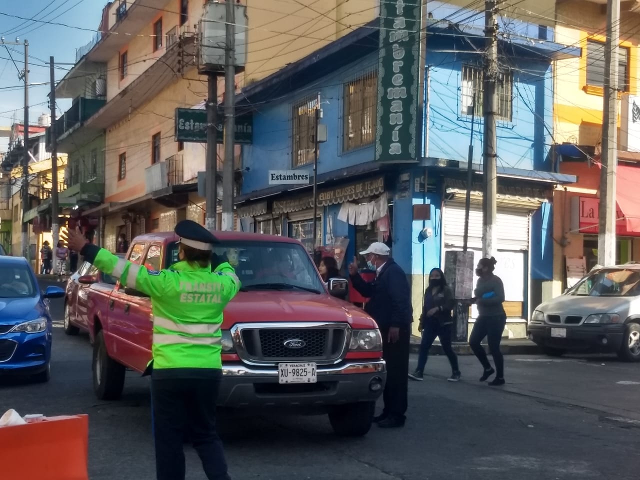 Tránsito fue flexible en filtros ubicados en el centro de Xalapa tras petición de comerciantes
