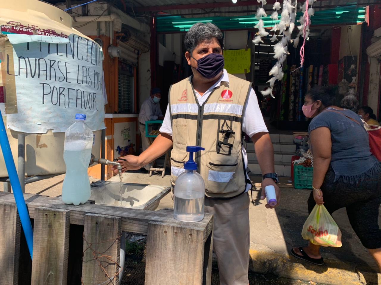 Locatarios de mercado en Coatzacoalcos, pagan sueldos a personas para que controlen filtros sanitarios