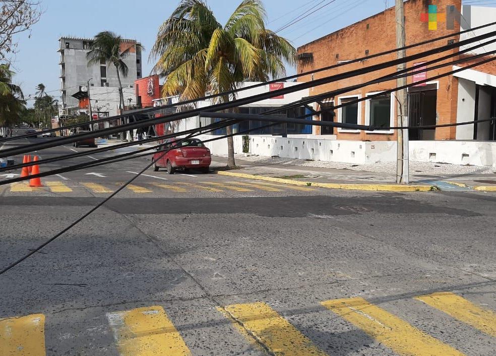 Varias horas cerradas algunas calles del puerto de Veracruz por caída de cables de telefonía
