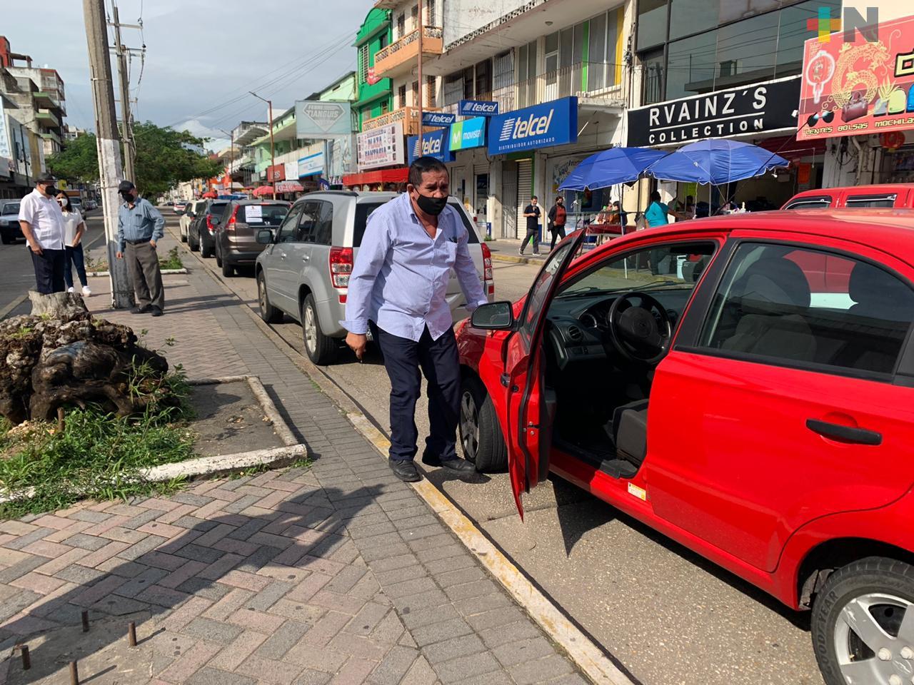 Solicitan que se permita estacionar a automovilistas en camellones de Coatza