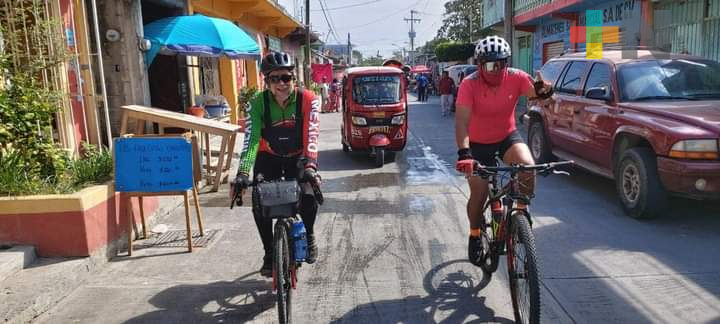 Realizan recorrido de Cosoleacaque a Salina Cruz, en bicicleta
