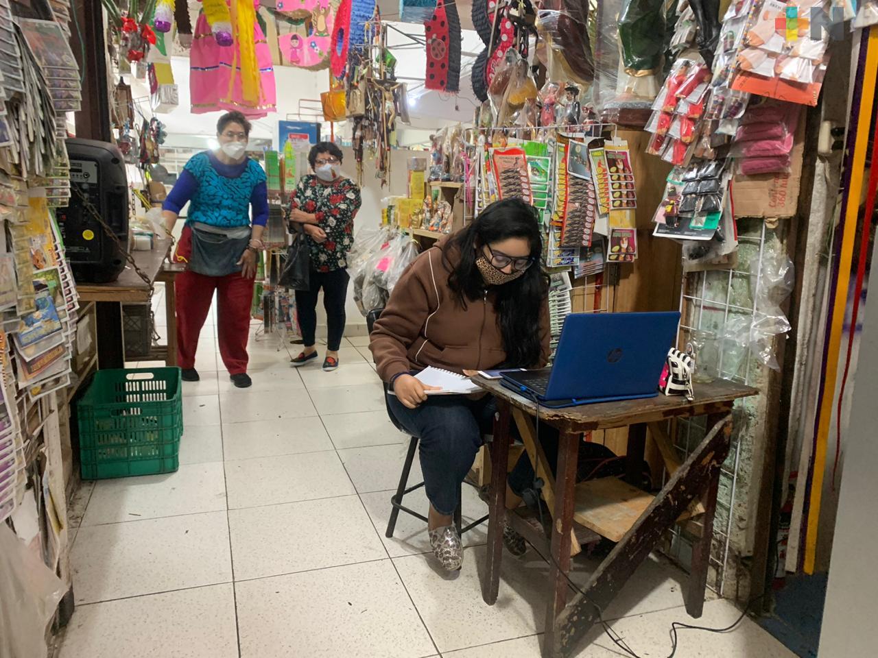 Por problemas con internet, toma clases desde mercado de Coatzacoalcos
