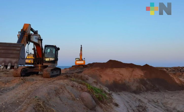 Continúan trabajos de desazolve del canal de Alvarado