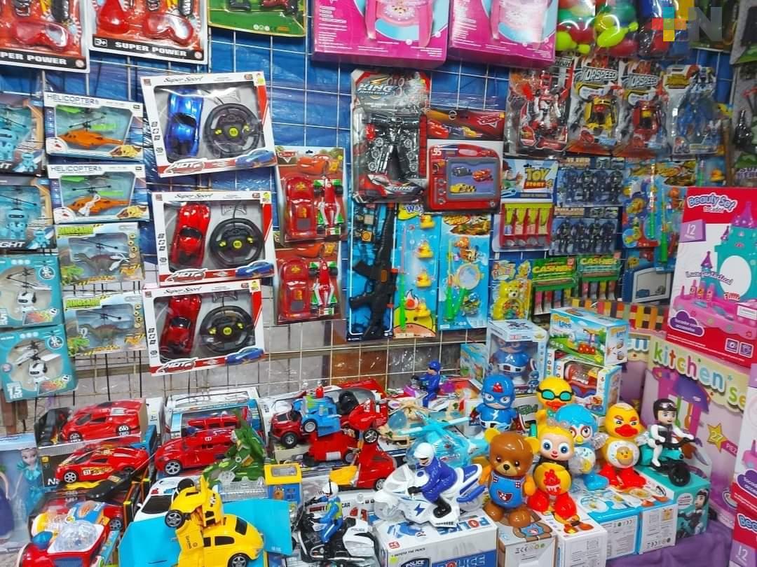 Instalan venta de juguetes en explanada del Parque Independencia en Minatitlán