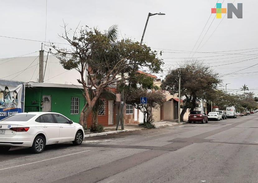 Norte provoca inclinación de luminaria en avenida Negrete de Veracruz