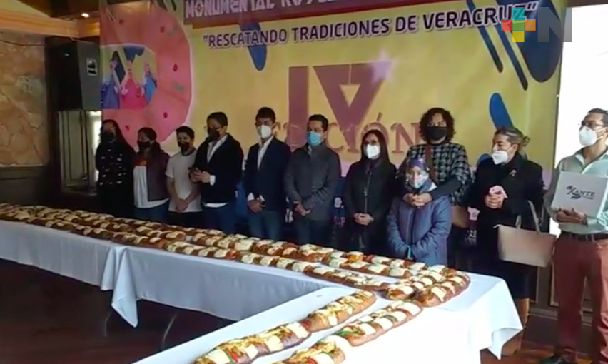 Asociaciones civiles elaboran monumental rosca de Reyes en Xalapa; fueron 300 metros