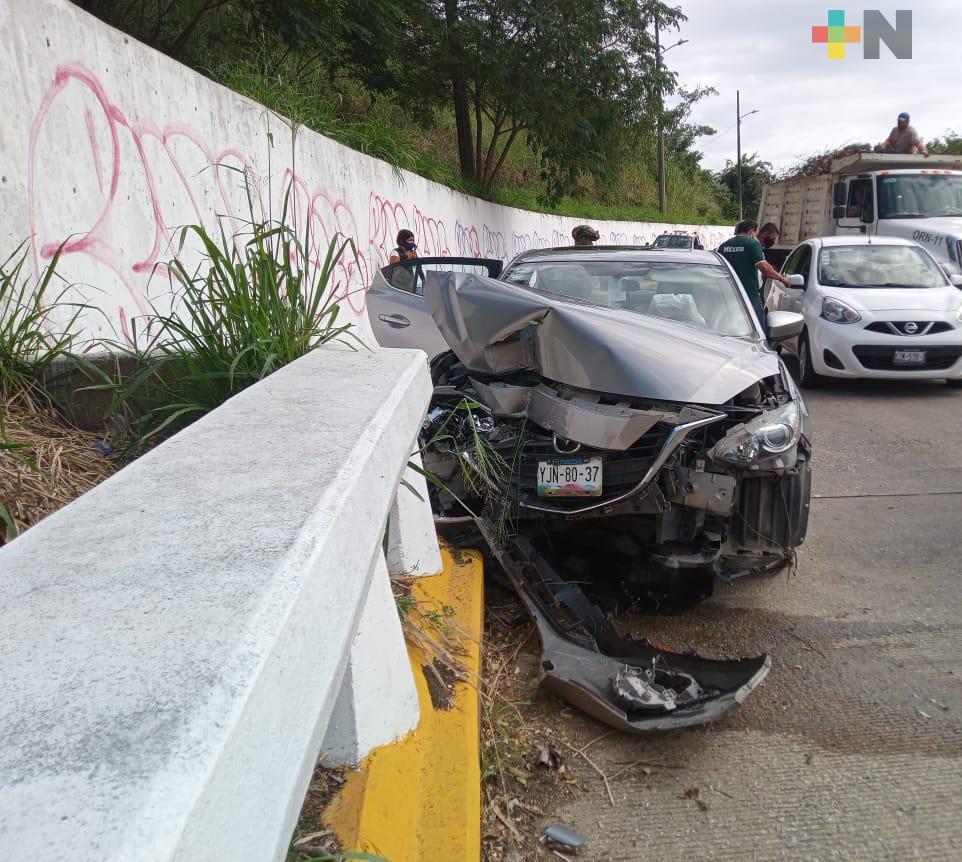 Automóvil se impactó contra muro de contención del Puente Avenida Uno de Coatzacoalcos