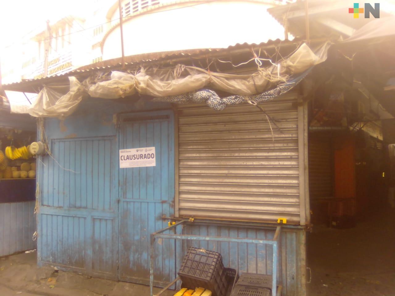 Trabajador se negó a usar cubrebocas y autoridades clausuraron su local en  mercado de Veracruz