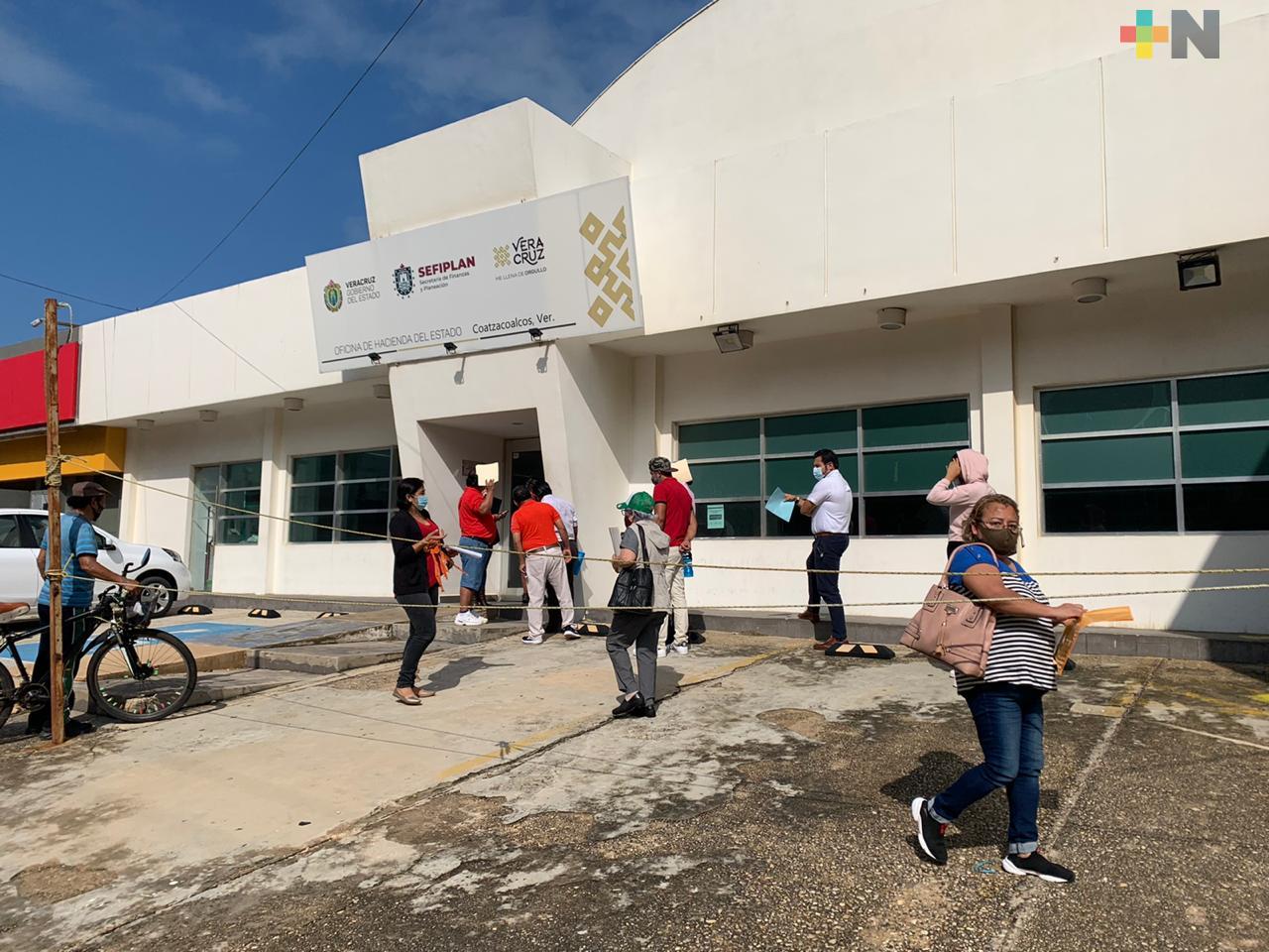 Llegan contribuyentes a cubrir tenencia vehicular en oficina de Hacienda del Estado en Coatzacoalcos