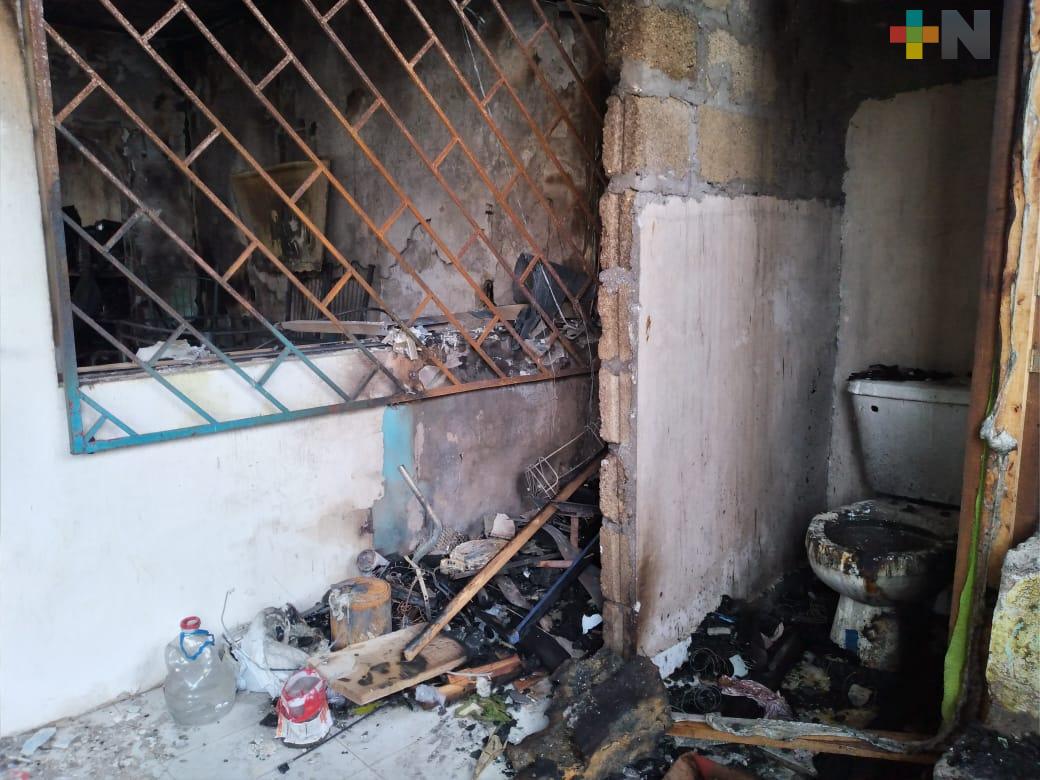 Piden ayuda para pareja que perdió su casa por incendio, en Veracruz
