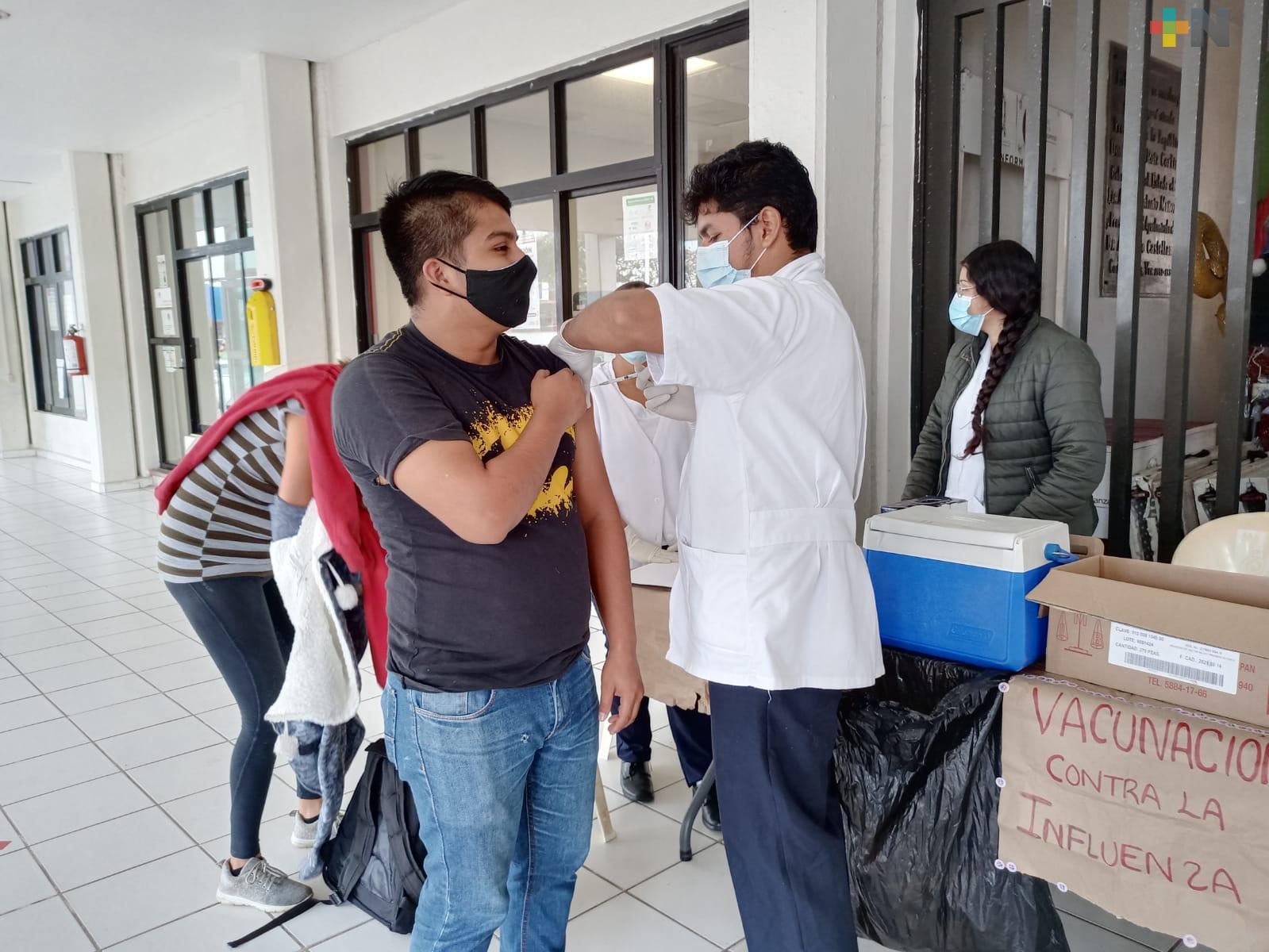 Continúa aplicación de vacuna contra la influenza en Coatzacoalcos; recomiendan abrigarse