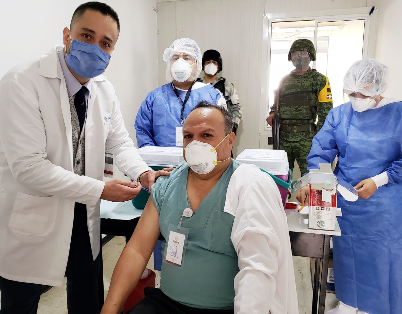 Primer médico vacunado contra COVID-19 en Clínica del ISSSTE de Xalapa
