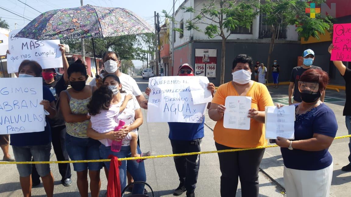 Bloquean calles en Veracruz; más de 90 familias sin agua desde hace más un año