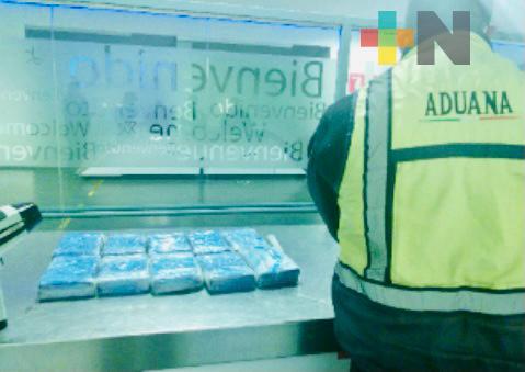 En aduanas decomisaron cocaína, marihuana y máquina para elaborar pastillas de fentanilo