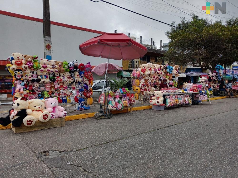 Comerciantes aprovechan Día del Amor y la Amistad, venden sus productos en centro de Coatzacoalcos