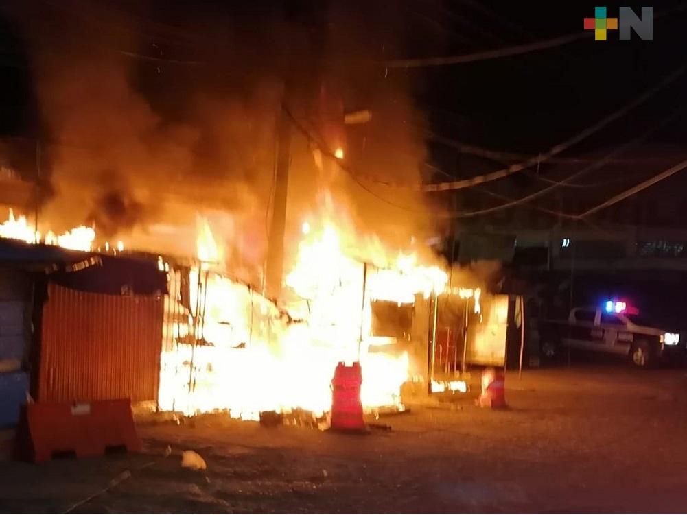 Corto circuito provocó incendio en locales comerciales en Las Choapas