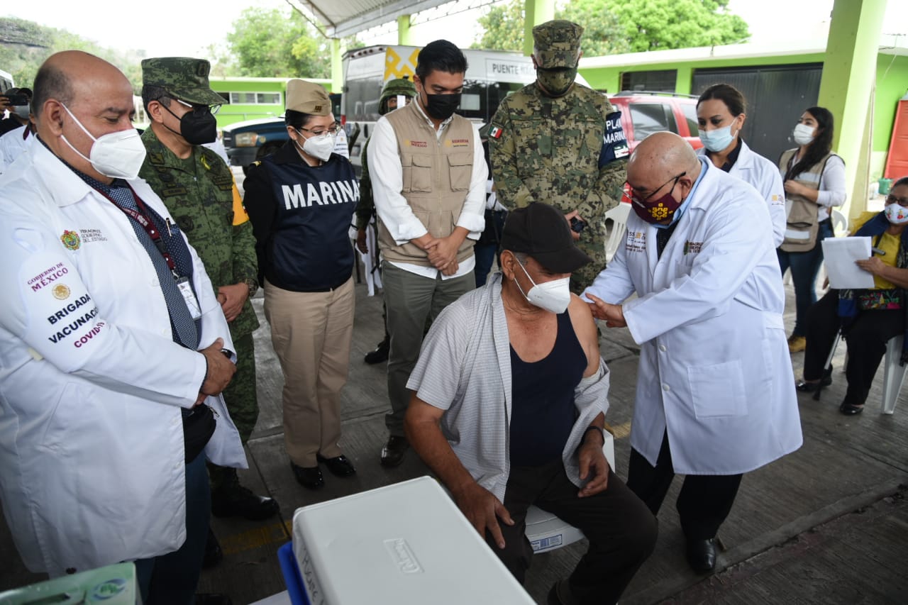 Abuelito de 73 años residente de Puente Nacional, el primero en recibir la vacuna contra covid en Veracruz
