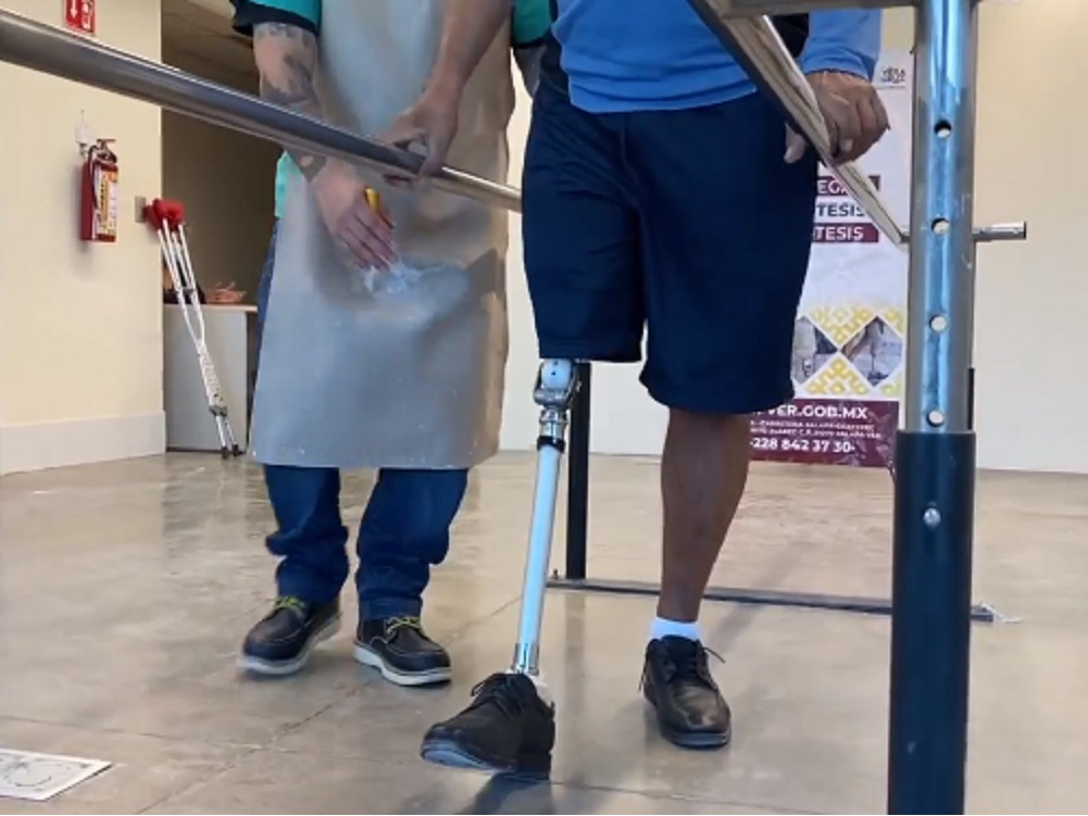 Con fortaleza y entusiasmo Brandon inicia terapia física tras perder pierna en accidente