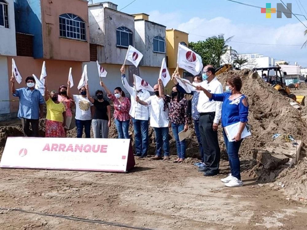 Dan banderazo de inicio de obra de pavimentación en colonia de Coatzacoalcos