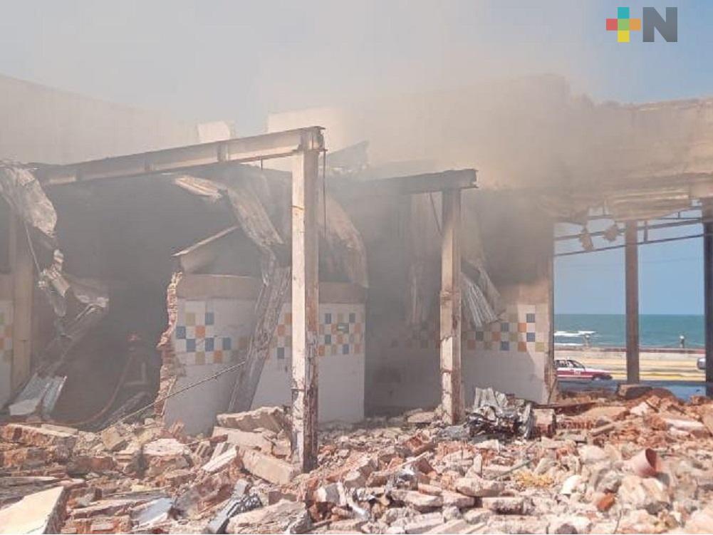 En Coatzacoalcos se incendiaron instalaciones abandonadas del restaurante California