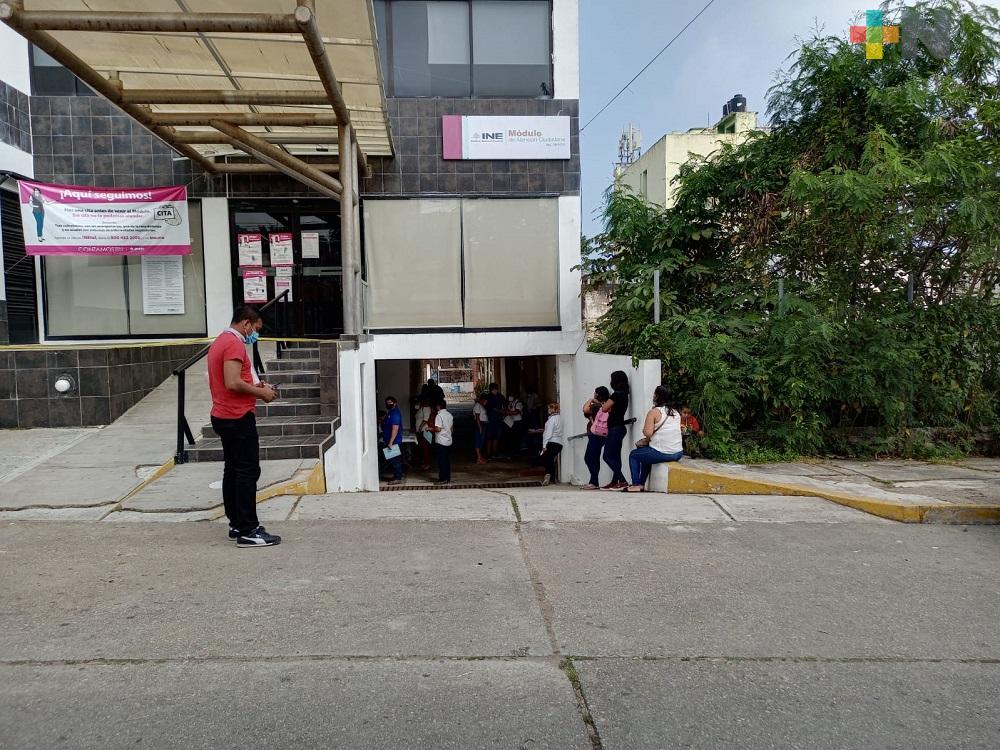 En último día continúan llegando ciudadanos a módulo de INE a tramitar credencial, en Coatzacoalcos