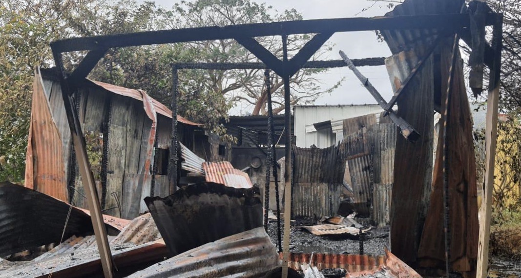 Incendio consumió humilde vivienda en Coatzacoalcos