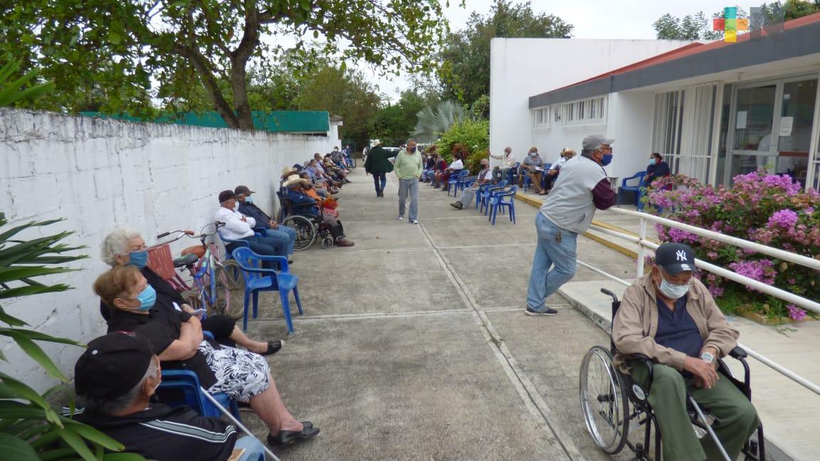 Acuden a vacunarse contra COVID adultos mayores de Otatitlán