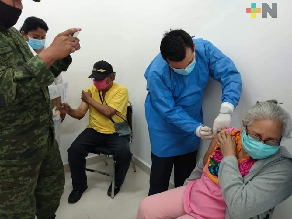 Continúa vacunación de adultos mayores en Tlacojalpan