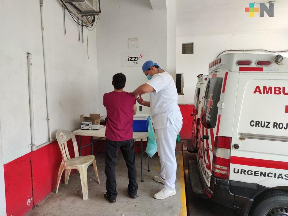IMSS y Cruz Roja realizan jornada de vacunación contra influenza y hepatitis