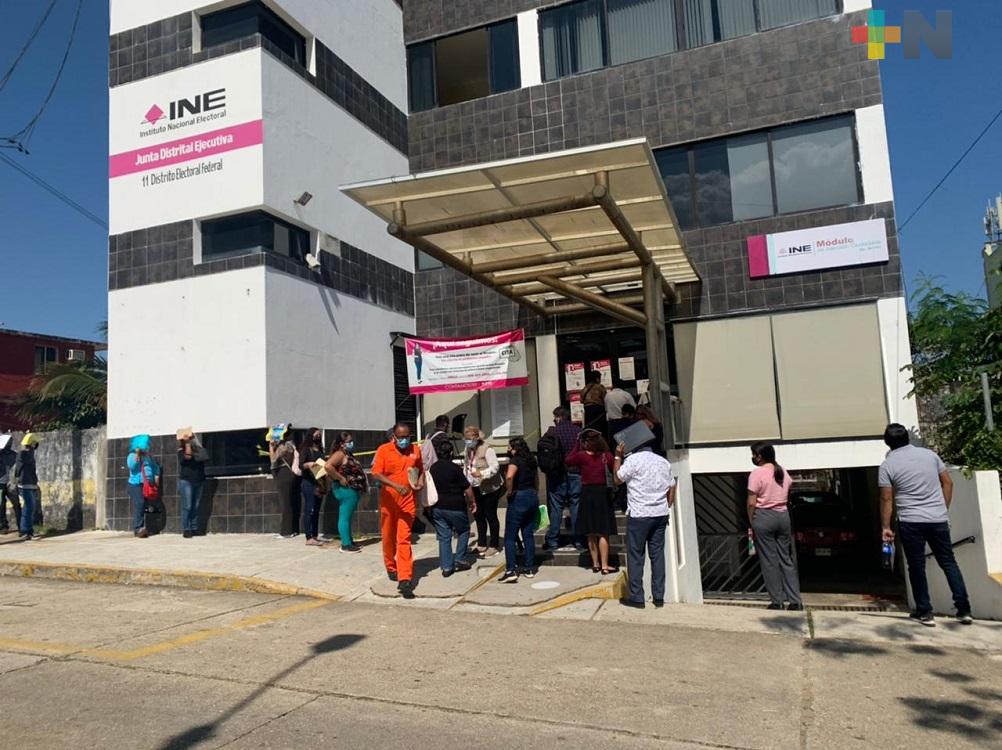 Ciudadanos hacen largas filas para renovar credencial de elector en INE Coatzacoalcos