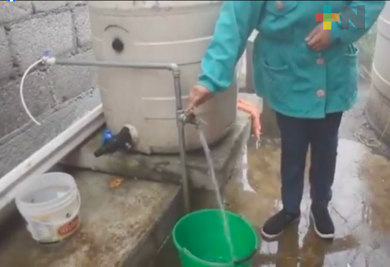 En localidad la Álvaro Obregón de Ixhuatlán del Café, CAEV colocó sistema de captación de agua de lluvia