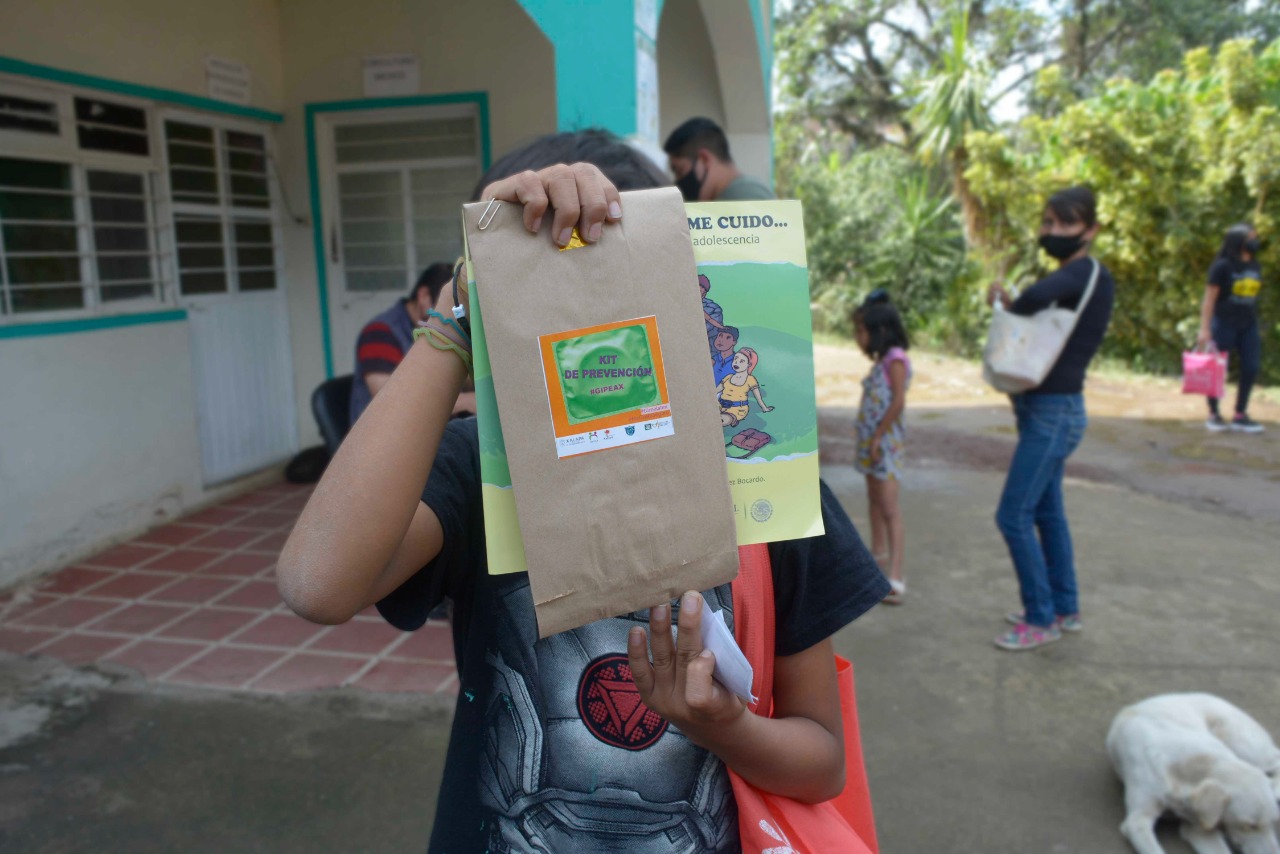 Entregan kits para prevenir embarazos en adolescentes en el municipio de Xalapa