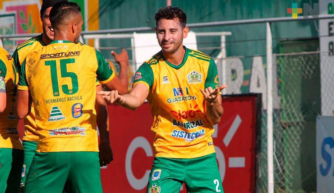 Veracruzano Omar Domínguez anota con Guastatota de Guatemala