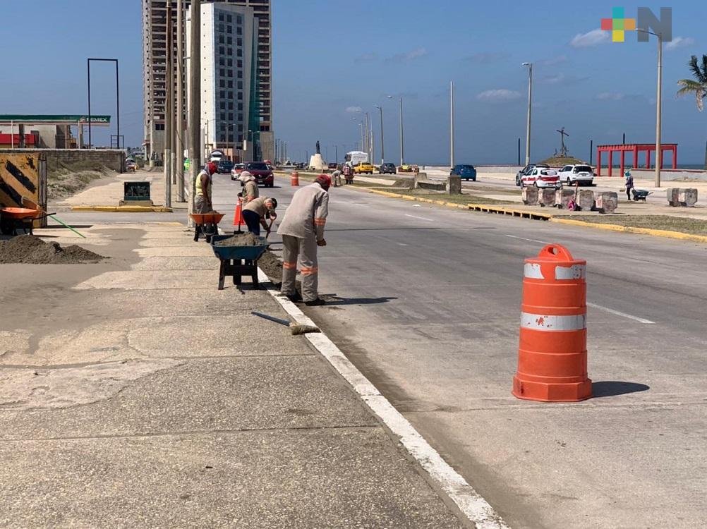 Personal de obras públicas realiza trabajos de limpieza en malecón costero de Coatzacoalcos