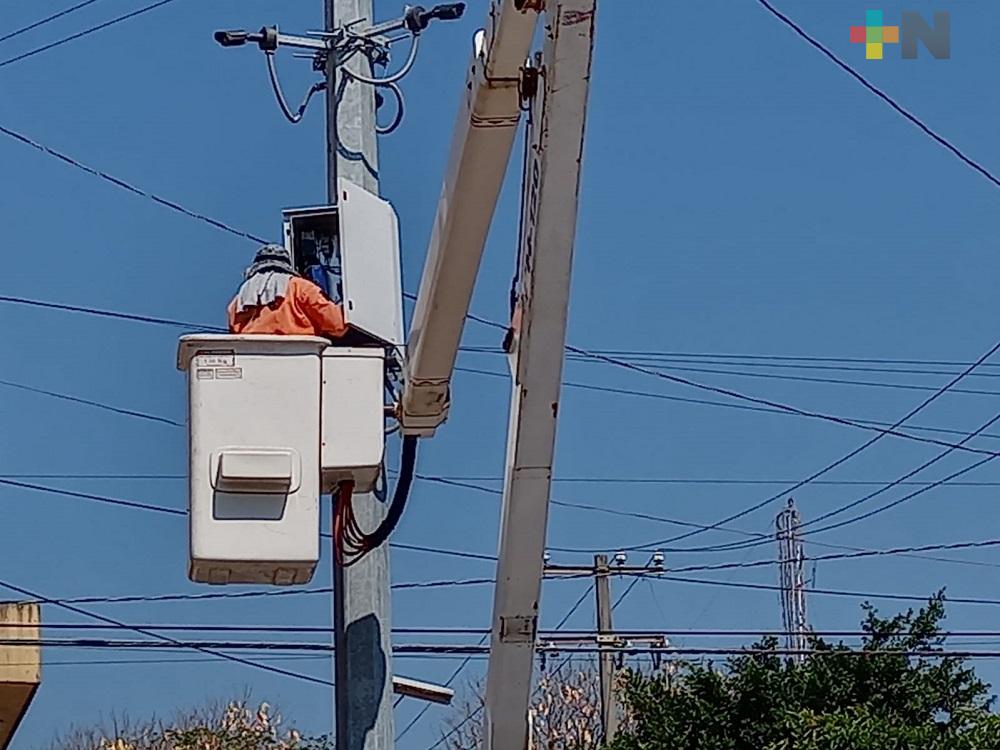 Personal del Gobierno de Veracruz realiza reparación de cámaras de vigilancia en Coatzacoalcos