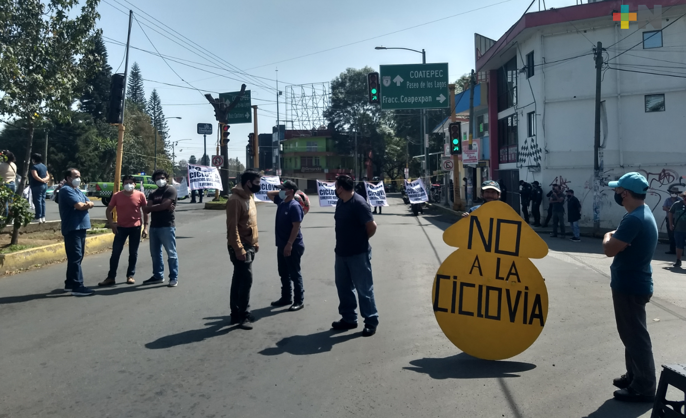 Vecinos y comerciantes siguen en contra de la ciclovía, en Xalapa