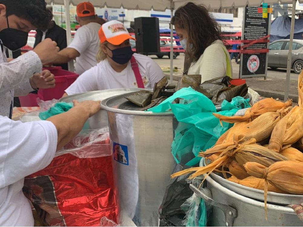 Sin permiso del Ayuntamiento de Coatzacoalcos, locatarios realizan vendimia de tamales