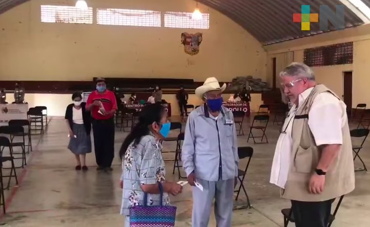 En el municipio de Tepatlaxco entregaron pensiones a adultos mayores y personas con discapacidad