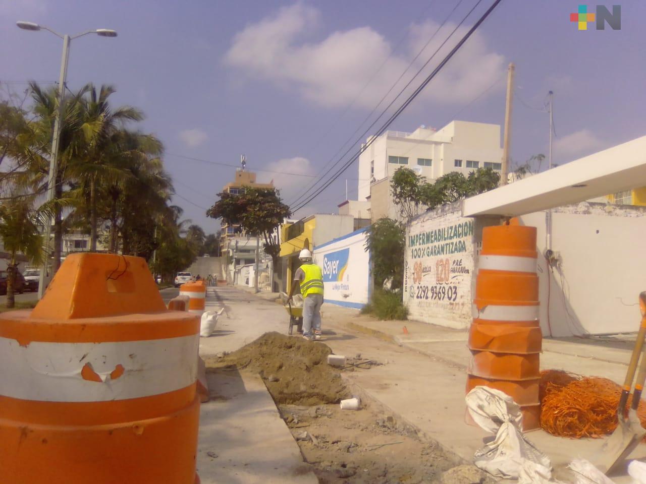 Trabajos de Grupo CAB entorpecen tráfico y afectan al peatón, declaran vecinos