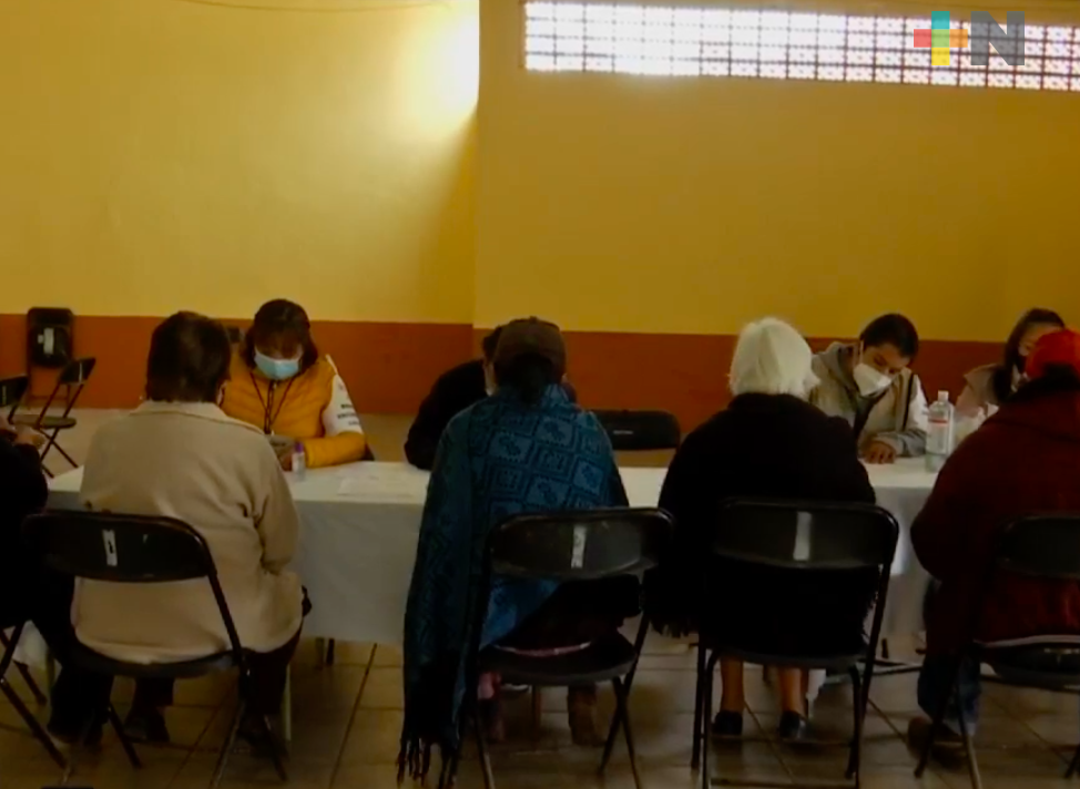Aplican vacunas anticovid a adultos mayores en el municipio de Acajete