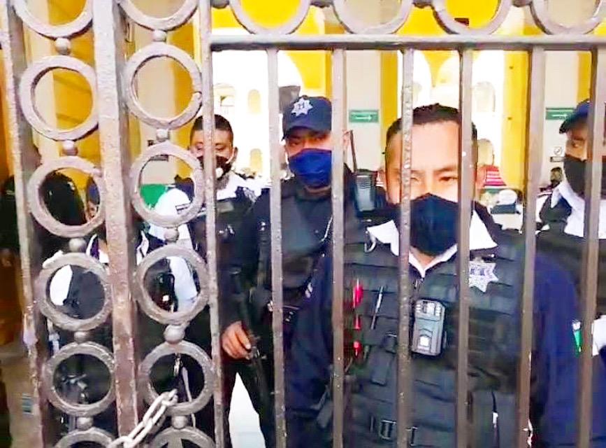 Policías municipales de Orizaba se atrincheraron en palacio municipal por miedo a ser llevados a El Lencero