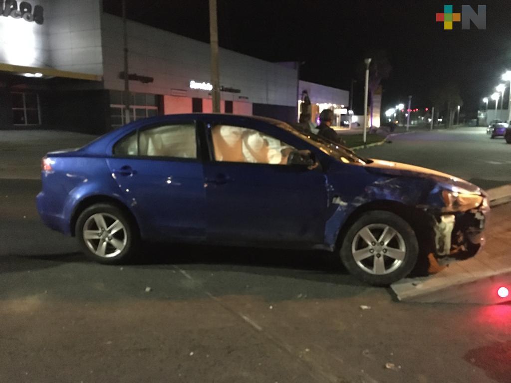 Choque por alcance provocó que mujer saliera volando, en Coatzacoalcos