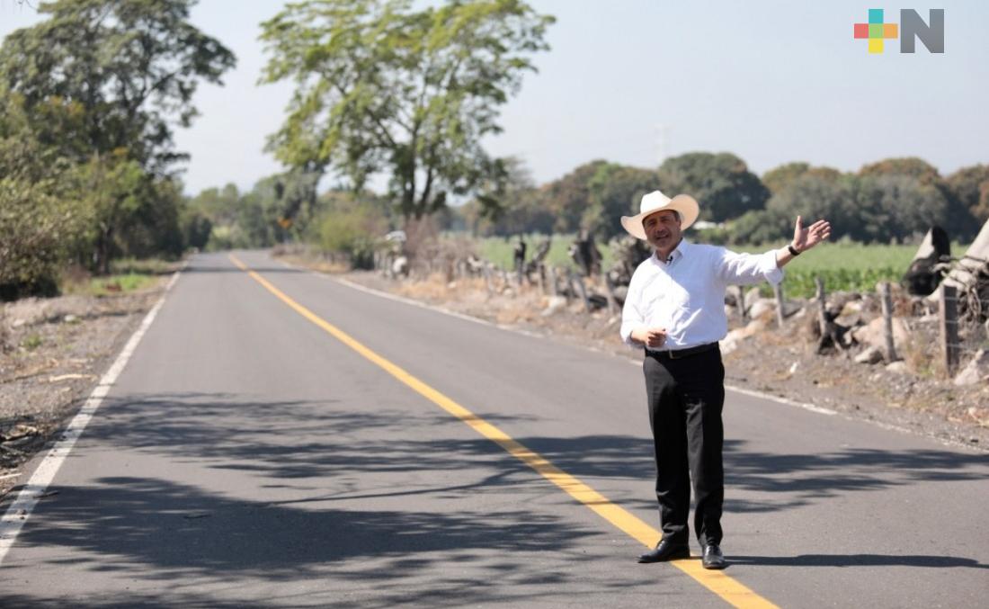 Gobernador entrega obras carreteras de impacto en el desarrollo económico de la región de Actopan