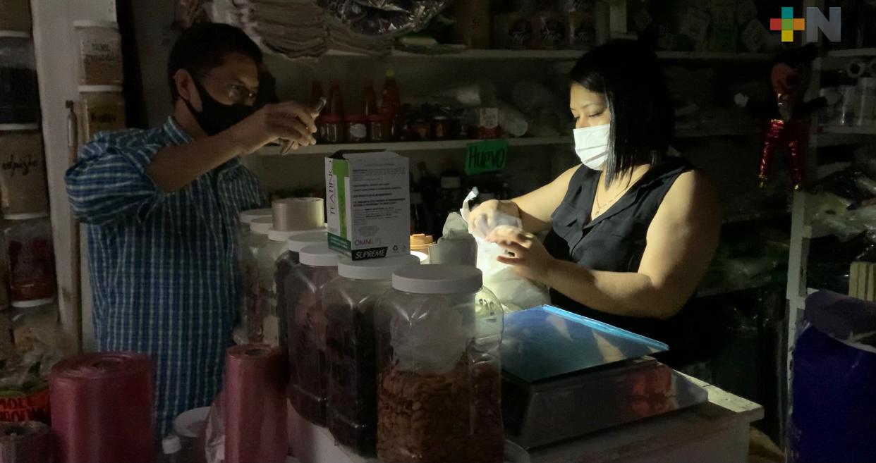 Falta de energía eléctrica afecta a comercios del centro de Coatzacoalcos