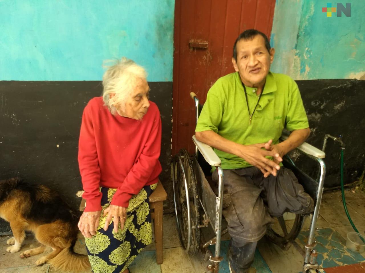 Piden apoyo para una mujer de 100 años y su sobrino con discapacidad, en Xalapa